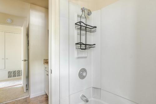 Blueground Foster City pool nr Bay Trail SFO-1997 في بلمونت: حمام مزود بدش ومغسلة