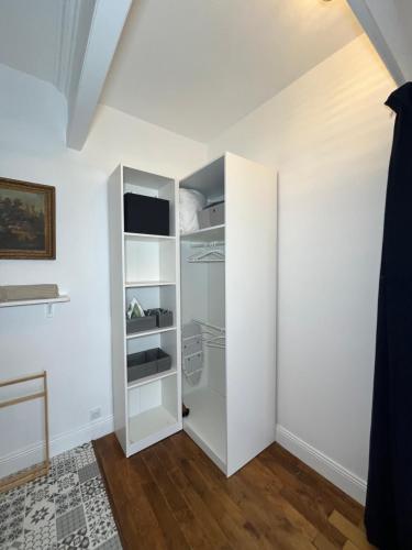 a white closet in a room with white walls at Appartement - Parking Gratuit - Métro in Villeurbanne