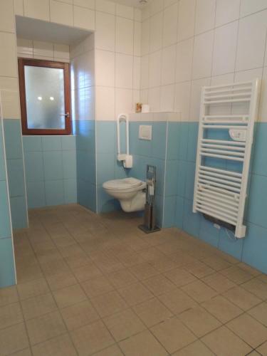 une salle de bain avec toilettes et fenêtre dans l'établissement Les Stiers, à Chancé