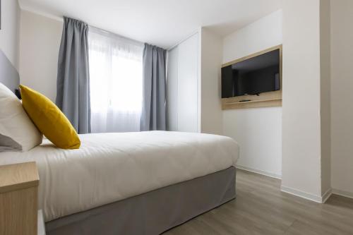 Μια τηλεόραση ή/και κέντρο ψυχαγωγίας στο Appart Hotel Odalys City Strasbourg Green Marsh
