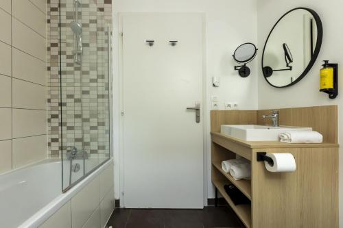 Ένα μπάνιο στο Appart Hotel Odalys City Strasbourg Green Marsh
