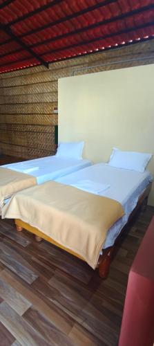 Postel nebo postele na pokoji v ubytování Vijay Home Stay