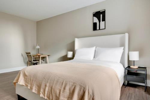 Ένα ή περισσότερα κρεβάτια σε δωμάτιο στο Blueground Crystal City pool nr Potomac River WDC-1169