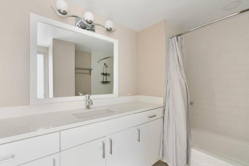 Ένα μπάνιο στο Blueground Crystal City pool nr Potomac River WDC-1169