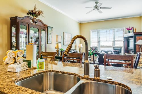 Una cocina con fregadero y una sala de estar. en Reflections At Bay Point 610, en Panama City Beach