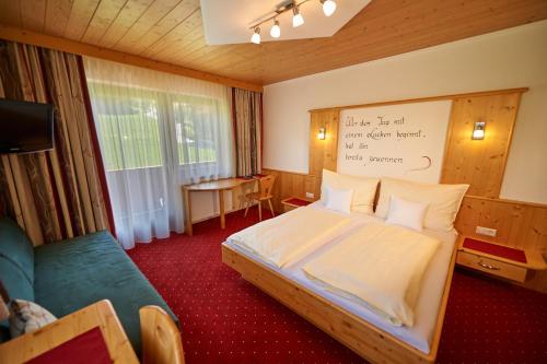 a bedroom with a bed with a sign on the wall at Frühstückspension Klockhof in Schladming