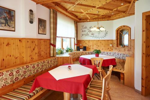 シュラートミンクにあるFrühstückspension Klockhofの赤いテーブルクロスのテーブル2台付きレストラン