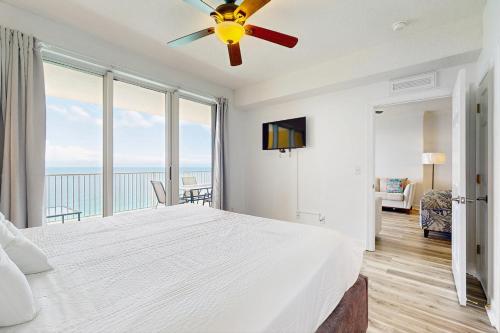 パナマ・シティ・ビーチにあるTropic Winds 2309の天井ファン付きの大きなベッドのある寝室