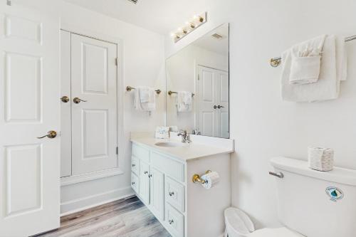 パナマ・シティ・ビーチにあるTropic Winds 2309の洗面台と鏡のある白いバスルーム