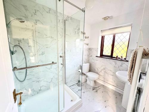 Koupelna v ubytování Cozy Blackwood Getaway - Peaceful Countryside Escape