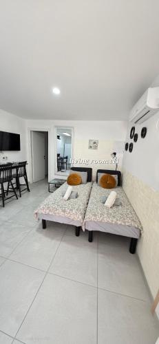 Llit o llits en una habitació de Neviot