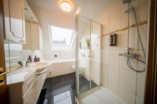 a bathroom with a shower and a sink at Ferienwohnung am Schwarzwald in Althengstett