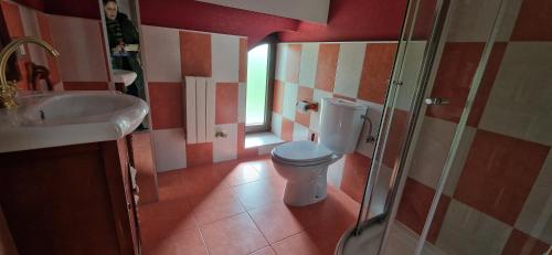 une salle de bain avec toilettes et lavabo dans l'établissement Casa Rural El Pastor, à Ros