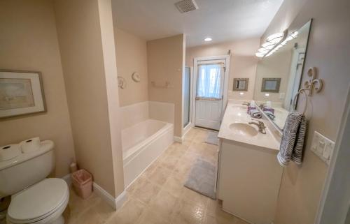 Un baño con inodoro, lavabo y bañera. en 8700 - Southern Seasons, en Frisco