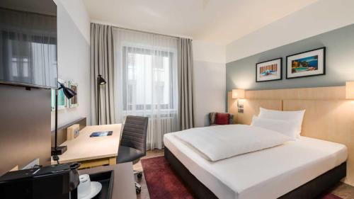 Кровать или кровати в номере Hotel Lyskirchen Köln