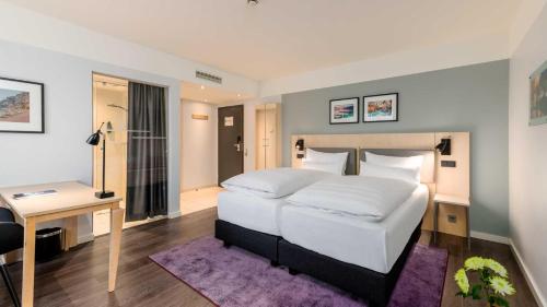 Кровать или кровати в номере Hotel Lyskirchen Köln