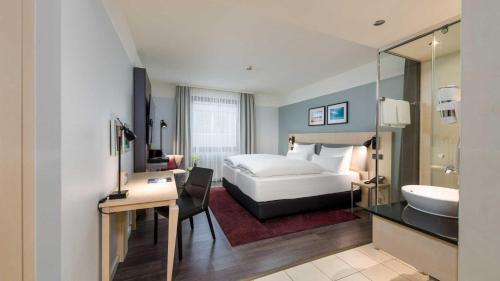 Кровать или кровати в номере Hotel Lyskirchen Köln