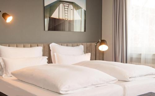 Кровать или кровати в номере Hotel Lyskirchen Köln