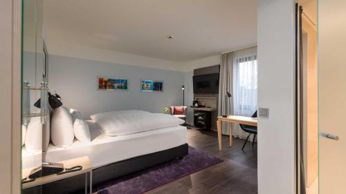 Кровать или кровати в номере Hotel Lyskirchen Köln
