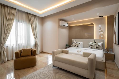 Oke IraにあるGeorge Residence Surulere, Lagosの大きな白いベッドとソファのある寝室