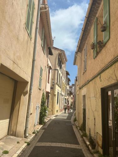 an empty street in an alley between two buildings at Cosy&Grand 2P lumineux au cœur du vieil Antibes in Antibes