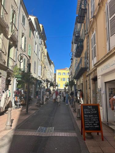 a city street with people walking down the street at Cosy&Grand 2P lumineux au cœur du vieil Antibes in Antibes
