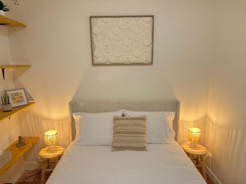 a bedroom with a white bed with two lamps at Le Petit Cèpe - Hyper Centre Bergerac in Bergerac