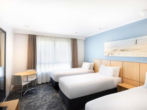 Postel nebo postele na pokoji v ubytování Mercure Brisbane Garden City