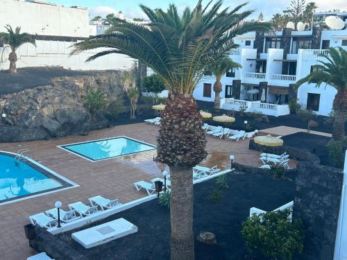 an aerial view of a resort with a palm tree at B17 Caleton blanco in Tías
