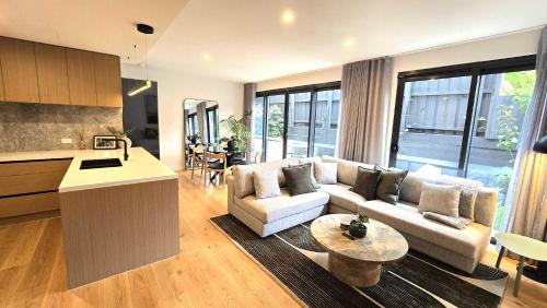 Η κουζίνα ή μικρή κουζίνα στο Your 2 Bed Hampton Haven with parking