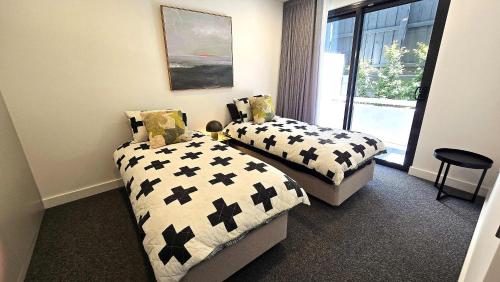 Katil atau katil-katil dalam bilik di Your 2 Bed Hampton Haven with parking