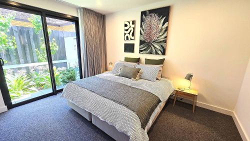 Ένα ή περισσότερα κρεβάτια σε δωμάτιο στο Your 2 Bed Hampton Haven with parking