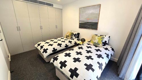 Katil atau katil-katil dalam bilik di Your 2 Bed Hampton Haven with parking
