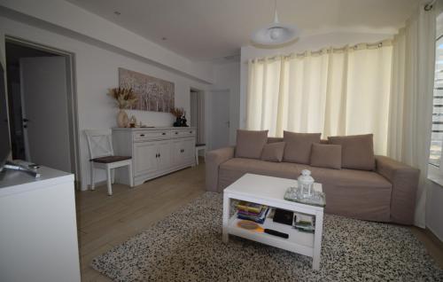 una sala de estar con un sofá y una mesa en Ferienhaus Katarina by Villas Guide, en Šarići