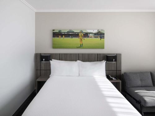 Postel nebo postele na pokoji v ubytování Mercure Sydney Bankstown