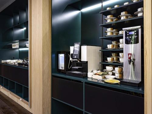 Una cocina o zona de cocina en ibis Almaty Jetisu