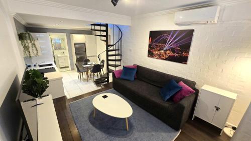 Posezení v ubytování Sleek Darlinghurst 2 bed house in ideal location