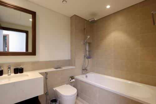 Koupelna v ubytování Beachfront 1BR at Palace Beach Direct Beach