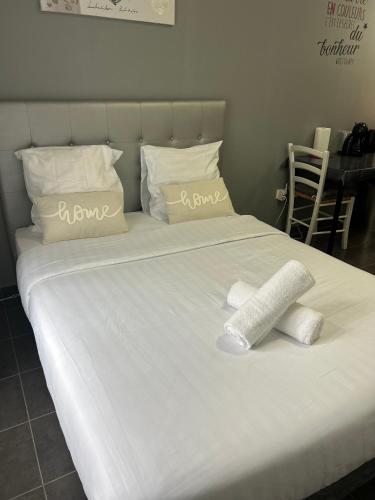 セリにあるAu pied de Disneyland Parisの白いベッド(タオル2枚付)