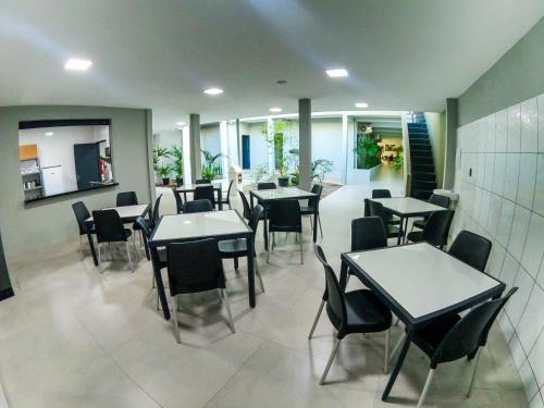 un restaurant avec des tables et des chaises dans une salle dans l'établissement Madu Boutique Hotel, à Tefé