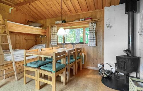 Ringboにある1 Bedroom Amazing Home In Särnaのテーブルと二段ベッドのあるダイニングルーム