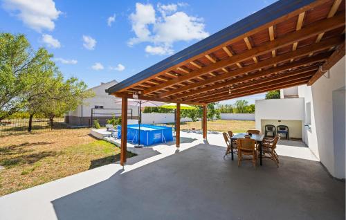 Bassein majutusasutuses Cozy Apartment In Dragisici With Wifi või selle lähedal