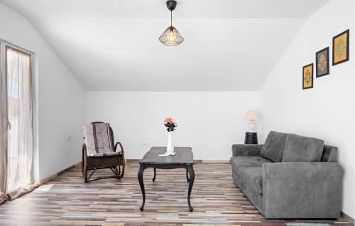 Istumisnurk majutusasutuses Cozy Apartment In Dragisici With Wifi