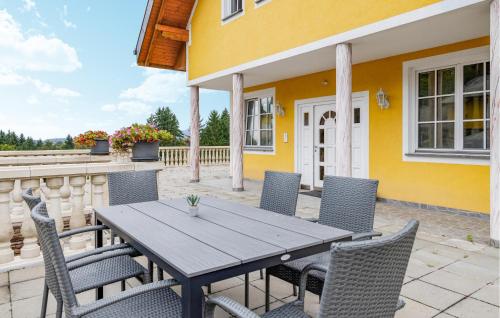 Un balcón o terraza en Lovely Apartment In Stainz With Wifi