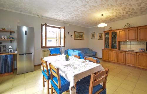 Kuchyň nebo kuchyňský kout v ubytování Amazing Apartment In Bagolino, Fraz Ponte