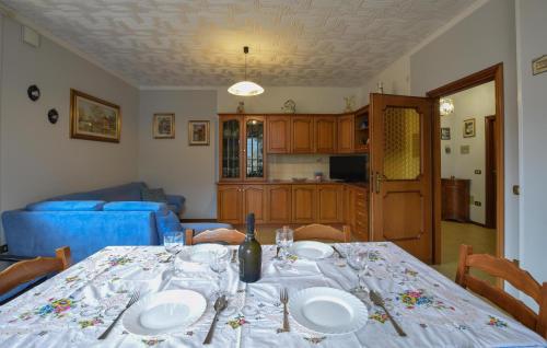 Kuchyň nebo kuchyňský kout v ubytování Amazing Apartment In Bagolino, Fraz Ponte