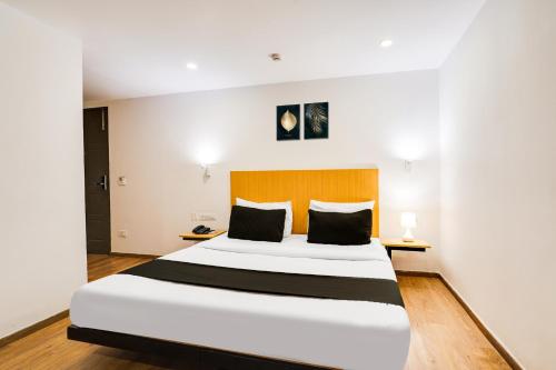 Ein Bett oder Betten in einem Zimmer der Unterkunft Collection O Indiranagar