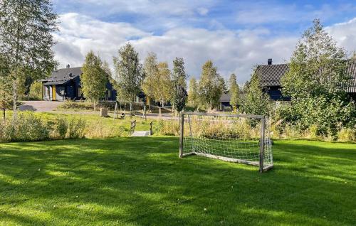 Jardín al aire libre en Amazing Home In Transtrand With Sauna