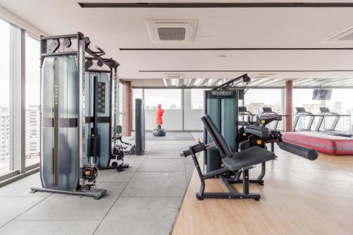 um ginásio com passadeiras e máquinas num edifício em Charlie For You Moema em São Paulo