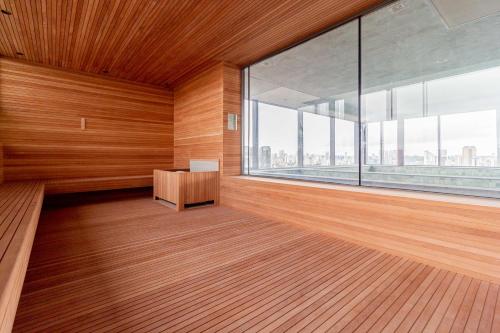 um quarto vazio com uma secretária e uma grande janela em Charlie For You Moema em São Paulo